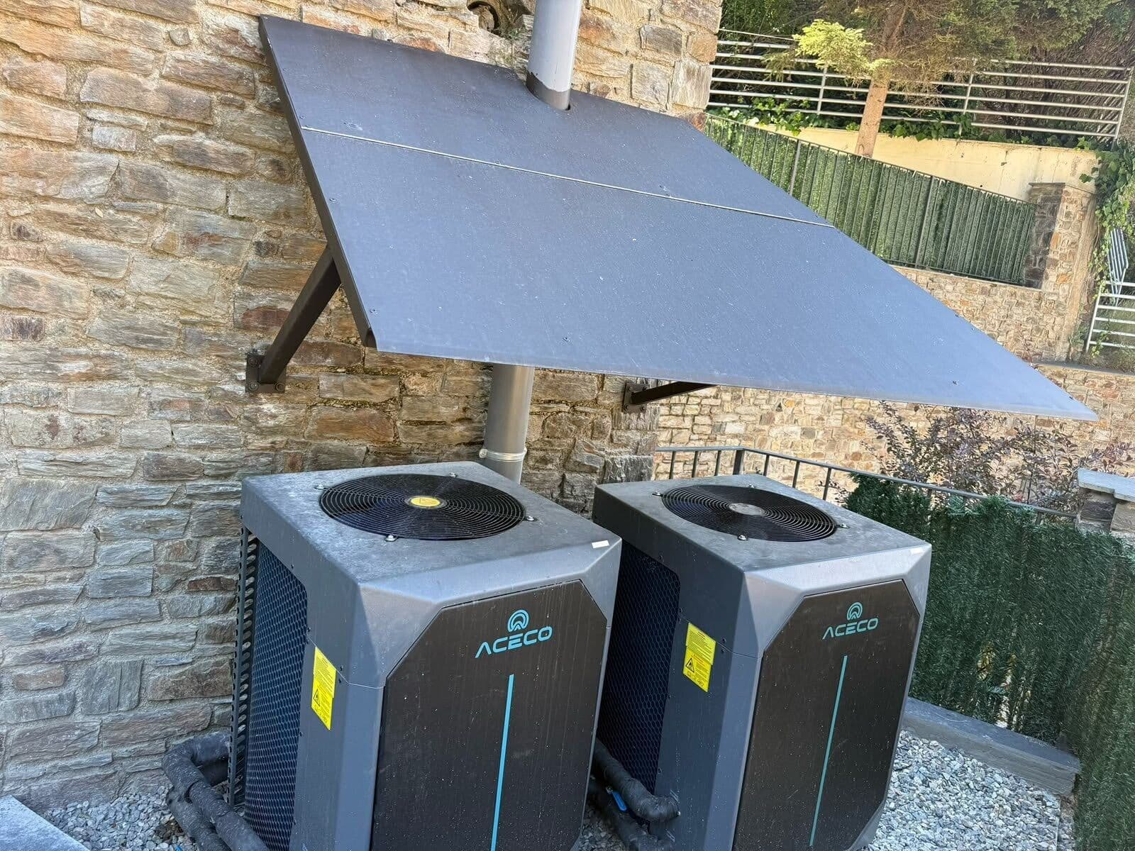 Dues aerotèrmies ACECO instal·lades sota una coberta