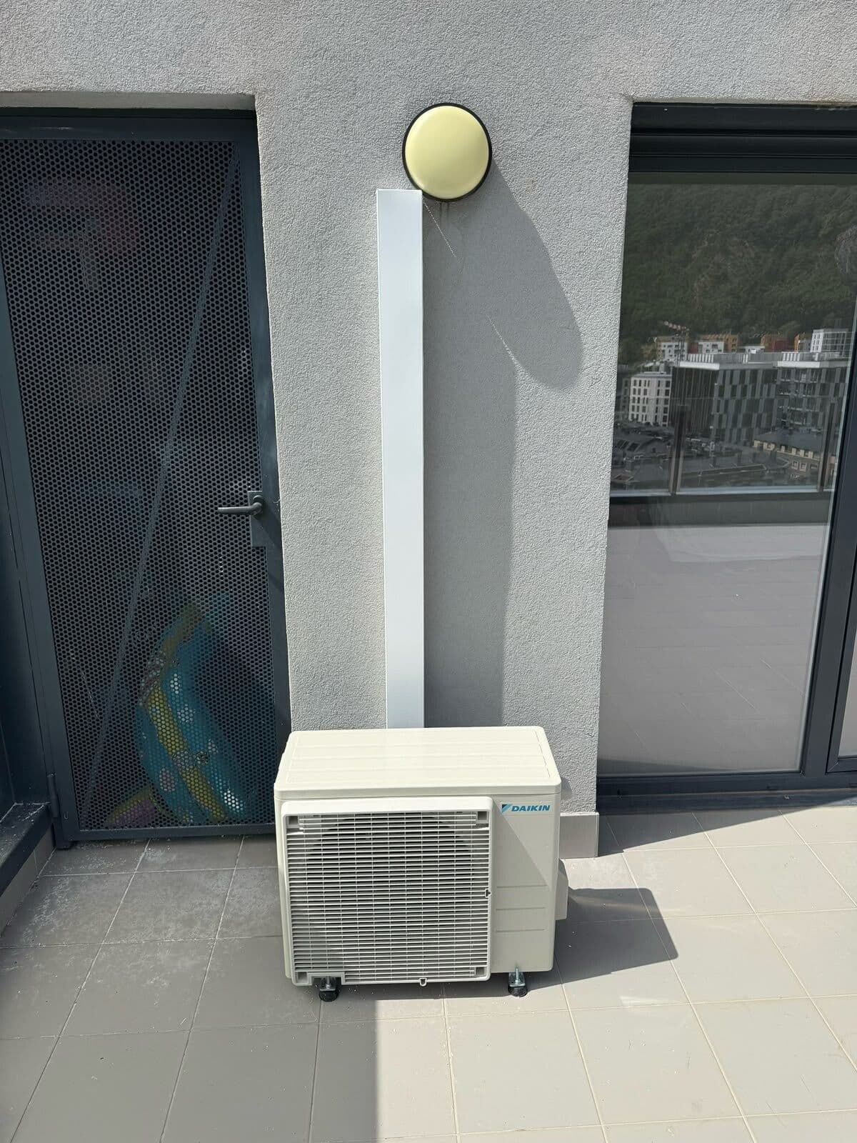Unitat exterior d'aire condicionat en una terrassa